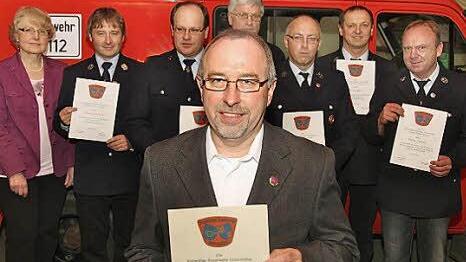Seit 40 Jahren hält Artur Pfeuffer (vorne) der Untererthaler Feuerwehr die Treue.