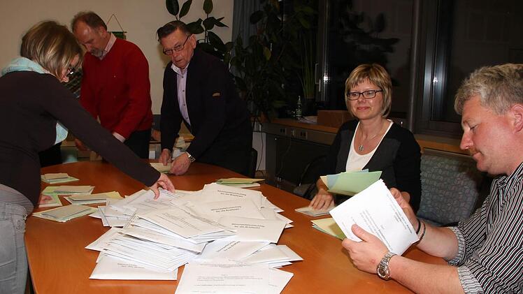 80 Wahlhelfer waren für die Gemeinde Oerlenbach am Wahlabend im Einsatz. Am längsten dauerte es, die Briefwahlunterlagen zu sortieren.