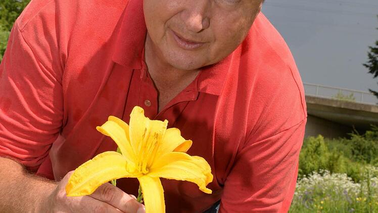 Stefan Strasser mit einer Lilie. Foto: Ronald Rinklef