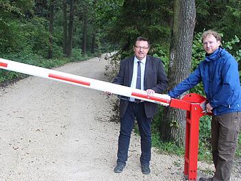 Schranke runter! Laut Stephan Just vom Coburger Grünflächenamt (rechts) und dem Grüber Bürgermeister, Jürgen Wittmann, wird künftig die Schranke geschlossen und verstärkt kontrolliert. Foto: Ulrike Nauer