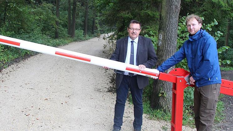 Schranke runter! Laut Stephan Just vom Coburger Grünflächenamt (rechts) und dem Grüber Bürgermeister, Jürgen Wittmann, wird künftig die Schranke geschlossen und verstärkt kontrolliert. Foto: Ulrike Nauer