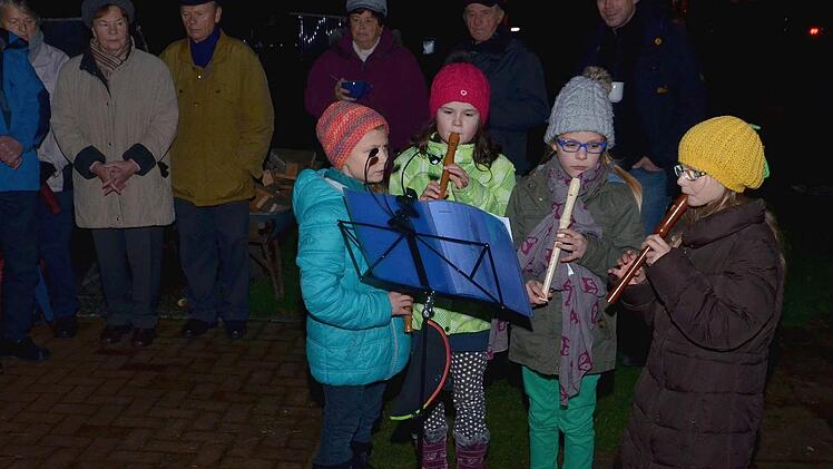 Paula Kessler, Ida Lauterbach, Ronja Thiel und Emma Kessler (von links) spielten mit Flötenmusik.