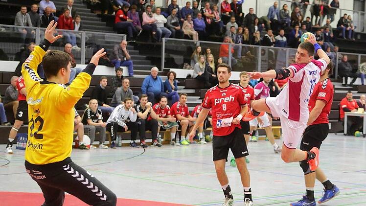 Zakhar Denysov vom HC Motor Zaporoshije kommt frei vor HSC-Torhüter Fabian Tatzel zum Abschluss.  Foto: Thomas Hälker