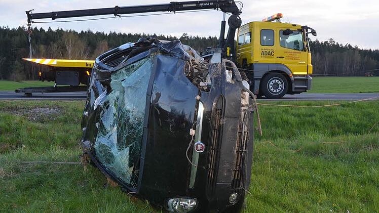 Schwer verletzt wurden zwei Insassen dieses Fahrzeugs bei einem Zusammenstoß auf der B 286 bei Albertshausen. Im anderen beteiligten Fahrzeug gab es einen Leichtverletzten. Foto: Peter Rauch