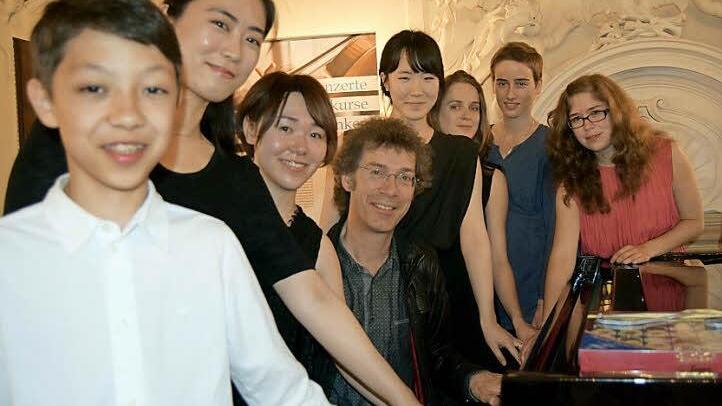 Haus Marteau auf Reisen" (von links): Jonah Petrah, Junli Liu, Yui Takahashi, Professer Bernd Glemser, Yeayoung Park, Anastasia Churbanova, Laura Debels, Polina Churbanova. Fotos: Andreas Welz