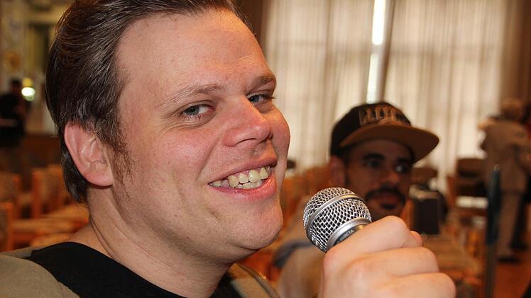Manuel Seitz aus Iffigheim in Unterfranken ist ein 1a-Elvis-Presley-Imitator.  Foto: Diana Fuchs