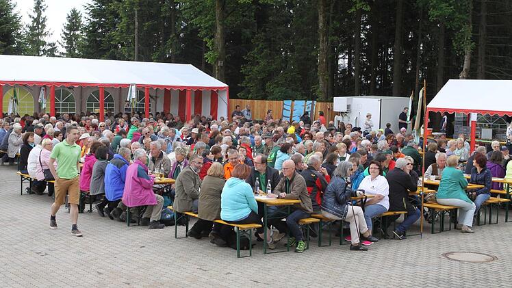 Viele Wanderer der verschiedenen Ortsgruppen fanden sich zum 60. Gründungsfest der Ortsgruppe Schnaid auf dem Festplatz ein.