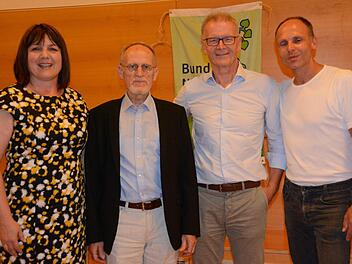 Das Foto zeigt Anita Schmitt von der Akademie Heiligenfeld, den Referenten Norbert Jung, Franz Zang vom Bund Naturschutz und Claus Schenk vom Naturpark Rhön, der Norbert Jung eingeladen hatte.  Foto: Elisabeth Assmann