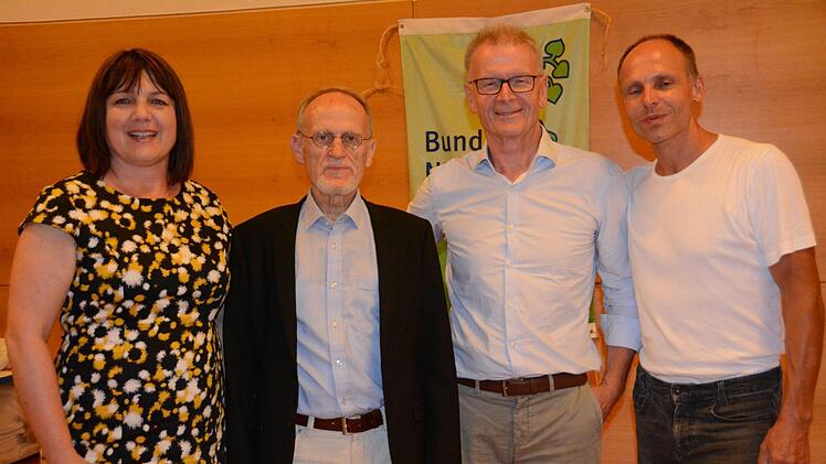 Das Foto zeigt Anita Schmitt von der Akademie Heiligenfeld, den Referenten Norbert Jung, Franz Zang vom Bund Naturschutz und Claus Schenk vom Naturpark Rhön, der Norbert Jung eingeladen hatte.  Foto: Elisabeth Assmann