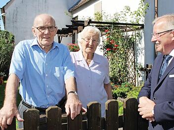 Christa und Dennis Woolford feierten Gnadenhochzeit. Bürgermeister Friedrich Gleitsmann gratulierte. Foto: Evi Seeger