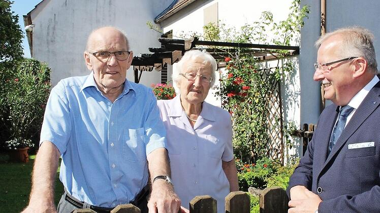 Christa und Dennis Woolford feierten Gnadenhochzeit. Bürgermeister Friedrich Gleitsmann gratulierte. Foto: Evi Seeger