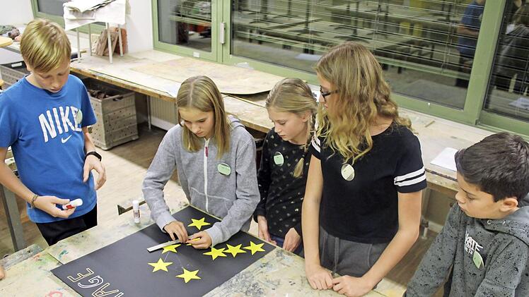 Kreativität war beim Bemalen von Sternenshirts und der Gestaltung der Sternenbilder gefragt.