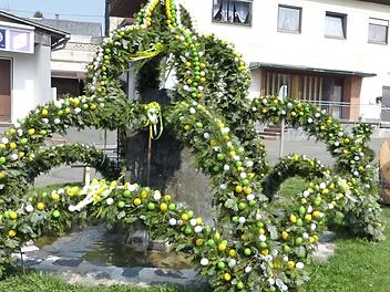 Viele fleißige Hände haben den Osterbrunnen in Kupferberg geschmückt. Foto: Klaus-Peter Wulf