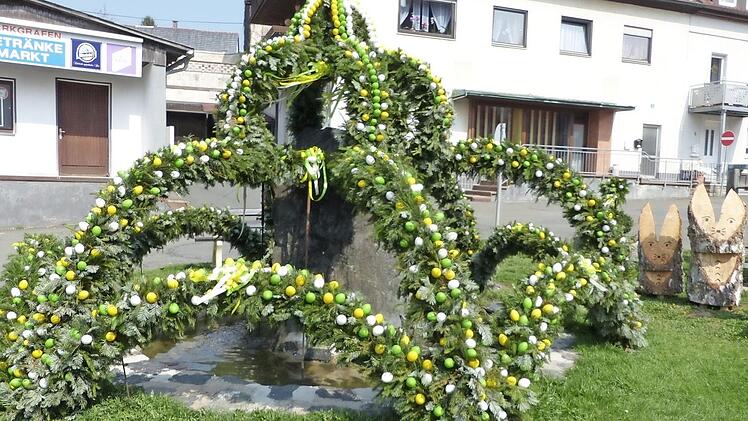 Viele fleißige Hände haben den Osterbrunnen in Kupferberg geschmückt. Foto: Klaus-Peter Wulf