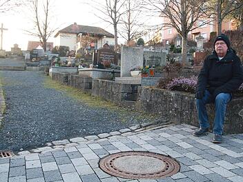 Friedhofsreferent Eberhard Schelle drängt: Die Hauptwege auf dem Alten Friedhof müssen endlich fertig gepflastert werden. Foto: Ulrike Müller