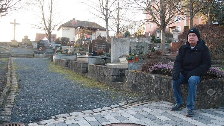 Friedhofsreferent Eberhard Schelle drängt: Die Hauptwege auf dem Alten Friedhof müssen endlich fertig gepflastert werden. Foto: Ulrike Müller