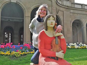 Die Würzburger Künstlerin Hilde Würtheim (67) mit einer ihrer lebensgroßen Figuren.  Foto: Sigismund von Dobschütz