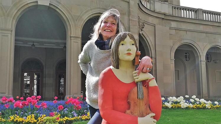 Die Würzburger Künstlerin Hilde Würtheim (67) mit einer ihrer lebensgroßen Figuren.  Foto: Sigismund von Dobschütz