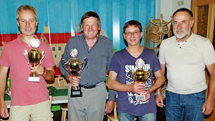 Die Sieger der Clubmeisterschaft, im Bild (von links) Jürgen Oetter, der bisherige Vorsitzende Klaus Herold, der neue kommissarische Vorsitzende Michael Könitz sowie der bisherige Sportleiter und neue Zweite Vorsitzende Max Schmidt