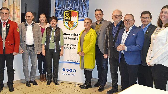 Der Kreisvorstand mit Polit- und Verbandsprominenz, links Gastgeber J&uuml;rgen Kupfer, Vorsitzender der Bl&auml;sergruppe Pautzfeld, daneben Florian H&ouml;lzl, der Chef des neuen Musik- und Spielmannszugs Forchheim