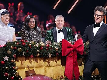 Gerade noch haben Jurymitglieder Jorge González, Motsi Mabuse, Joachim Llambi und Moderator Daniel Hartwich den "Christmas Dancing Star" gekürt, da stehen schon die 14 Teilnehmer und Teilnehmerinnen der nächsten Staffel "Let's Dance" fest.