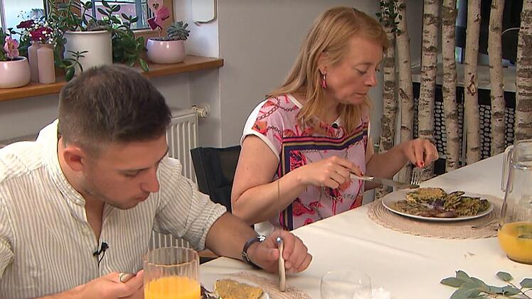 Fabian (links) ist nicht der weltgrößte Tofu-Fan. Auch Doris hält sich eher bedeckt.