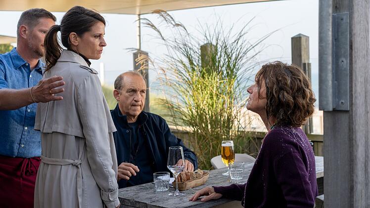 Eigentlich wollten Sievers (Peter Heinrich Brix, zweiter von rechts) und Tabea Krawinkel (Viktoria Trauttmansdorff, rechts) nur zum Essen gehen. Doch dann  sorgt die Inhaberin des Golfplatzes, Astrid G&ouml;rensen (Anika Baumann) f&uuml;r eine unangenehme Unterbrechung.