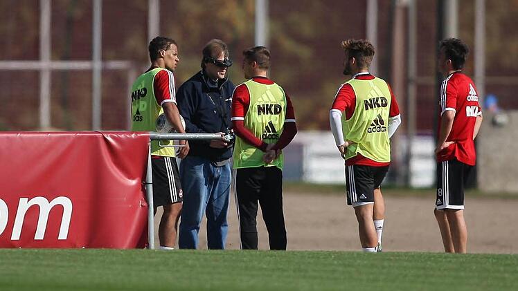 Timothy Chandler, Robert Mak und Josip Drmic im Gespraech mit dem Drohnen-Pilot.
