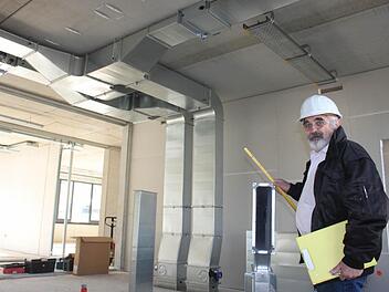 Bauleiter Gerhard Neumann inspiziert die Lüftungsanlage für die Räume im Gymnasium-Neubau. Foto: Andreas Dorsch