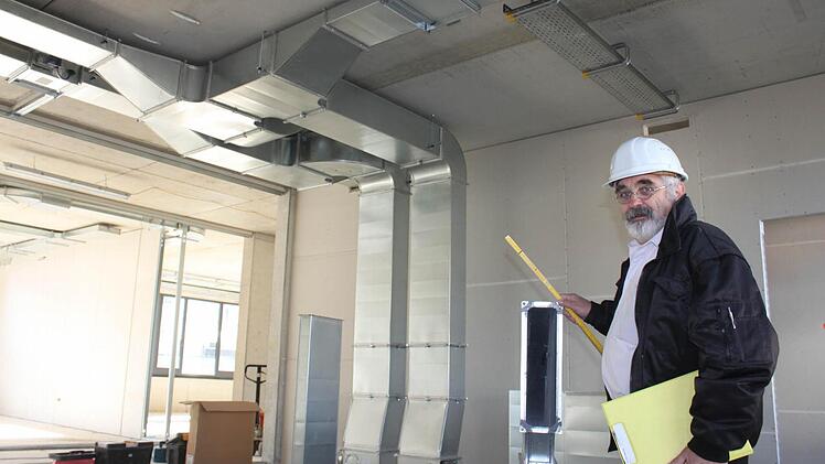 Bauleiter Gerhard Neumann inspiziert die Lüftungsanlage für die Räume im Gymnasium-Neubau. Foto: Andreas Dorsch