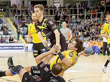 So schnell lässt sich der HSC nicht unterkriegen! Nach dem ersten Ausrutscher des HSC Bad Neustadt wird bei den "Gelb-Schwarzen" wieder gehofft, schließlich ist aufgrund des noch ausstehenden direkten Vergleiches und dem schweren Restprogramm des HSC Bad Neustadt im Titelkampf noch nichts entschieden. - Im Bild wird Kreisläufer Dominic Kelm zu Boden gerissen, im Hintergrund beobachten der zuletzt treffsicherste Coburger, Johan Andersson (Nummer 7) und Sebastian Roth (23) die Situation. Fotos:...