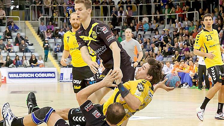 So schnell lässt sich der HSC nicht unterkriegen! Nach dem ersten Ausrutscher des HSC Bad Neustadt wird bei den "Gelb-Schwarzen" wieder gehofft, schließlich ist aufgrund des noch ausstehenden direkten Vergleiches und dem schweren Restprogramm des HSC Bad Neustadt im Titelkampf noch nichts entschieden. - Im Bild wird Kreisläufer Dominic Kelm zu Boden gerissen, im Hintergrund beobachten der zuletzt treffsicherste Coburger, Johan Andersson (Nummer 7) und Sebastian Roth (23) die Situation. Fotos:...