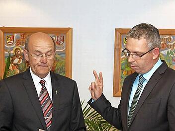 Josef Weisel - als der am längsten gediente Wiesenthauer Gemeinderat (links) - vereidigte Bürgermeister Bernd Drummer. Fotos: Franz Galster