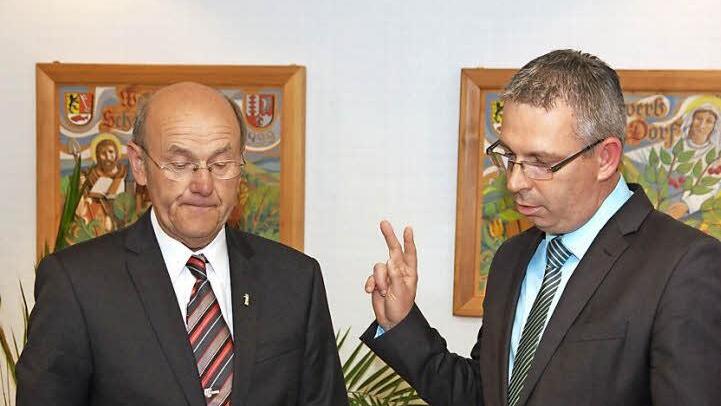 Josef Weisel - als der am längsten gediente Wiesenthauer Gemeinderat (links) - vereidigte Bürgermeister Bernd Drummer. Fotos: Franz Galster