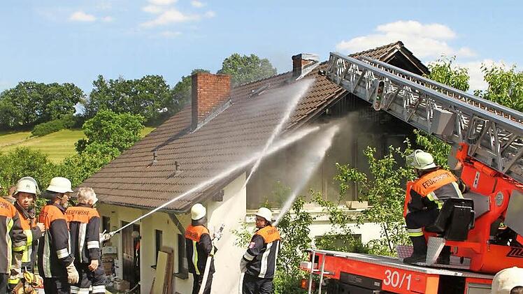 Zahlreiche Feuerwehren und Wehrleute waren im Einsatz und konnten Schlimmeres verhüten.  Fots: Günther Geiling