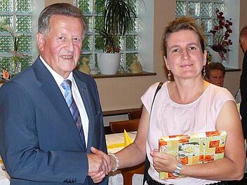 Bürgermeisterin Doris Leithner-Bisani d gratulierte ihrem Vorgänger Fred Popp zum 75. Geburtstag. Fotos: Klaus-Peter Wulf