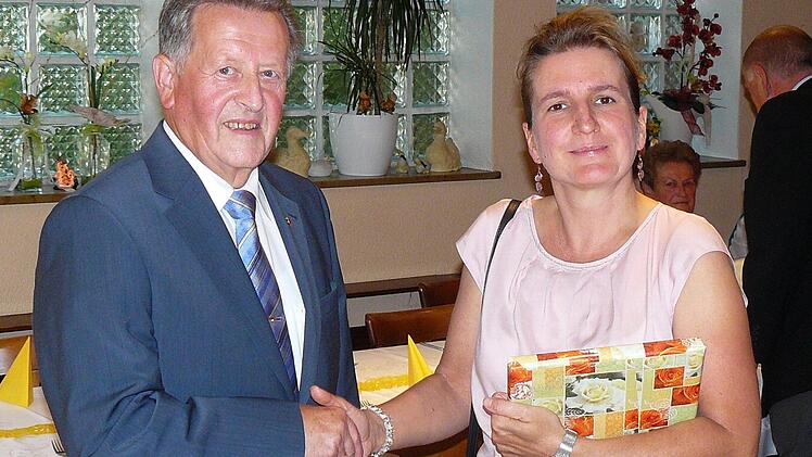 Bürgermeisterin Doris Leithner-Bisani d gratulierte ihrem Vorgänger Fred Popp zum 75. Geburtstag. Fotos: Klaus-Peter Wulf