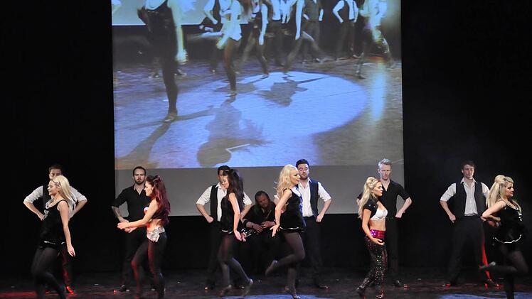 Tänzer, die blitzschnell über die Bühne wirbeln und dabei im rasanten Tempo ihre Tänze vorführen, das ist die Gruppe "Dance Masters" mit "Irish Dance".  Foto: Peter Klopf