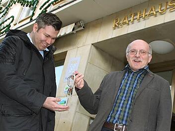 Freudentag: Geschäftsleiter Anton Kiefer gibt die Rathaus-Schlüssel an seinen Nachfolger Michael Worschech weiter. Foto: Ulrike Müller