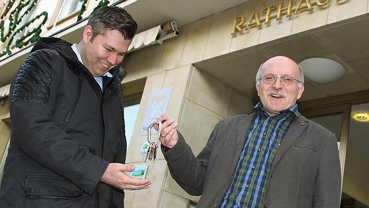 Freudentag: Geschäftsleiter Anton Kiefer gibt die Rathaus-Schlüssel an seinen Nachfolger Michael Worschech weiter. Foto: Ulrike Müller