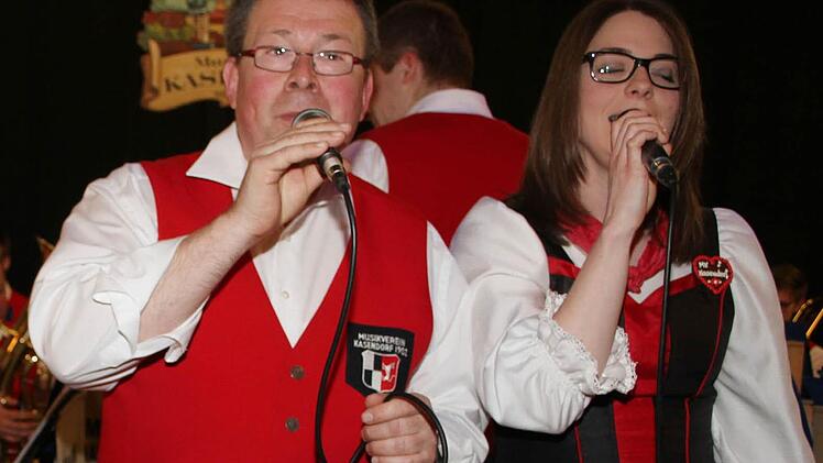Zünftig und volkstümlich: Hermann Horner und Stephanie Herold waren beim Frühlingskonzert für den Gesang zuständig. Foto: Sonja Adam
