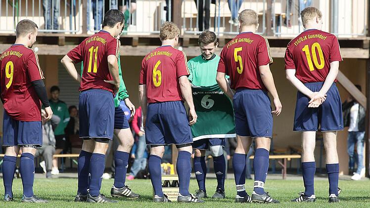 Vor dem Spiel wurde der scheidende Gunzendorfer Spielertrainer Thomas Winkler mit einem Kasten seines Lieblingsbieres und seinem Trikot mit der Nummer 6 verabschiedet.