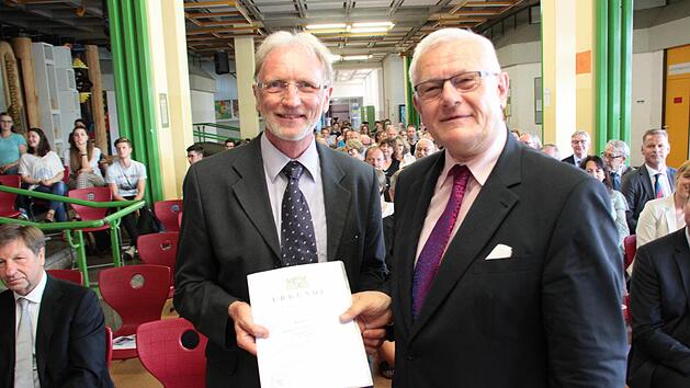 Der scheidende Schulleiter des EGF, Karl Fuchs (links), bekam von Ministerialbeauftragtem Edmund Neubauer die Urkunde des Kultusministeriums &uuml;berreicht. Foto: Andreas Oswald