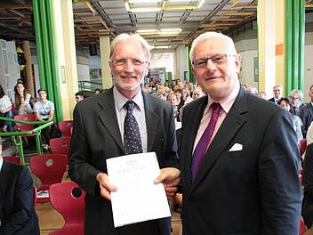Der scheidende Schulleiter des EGF, Karl Fuchs (links), bekam von Ministerialbeauftragtem Edmund Neubauer die Urkunde des Kultusministeriums überreicht. Foto: Andreas Oswald