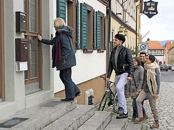Regine Leisner, Mohamad Mazenzaitun, Katrin Lindner, Abdullah Alhajji und Kerstin Brückner (von links) unterwegs in Hofheim, hier nur symbolisch auf Wohnungssuche, für das Foto mit dem Fränkischen Tag  Foto: Andreas Lösch