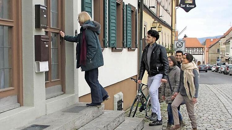 Regine Leisner, Mohamad Mazenzaitun, Katrin Lindner, Abdullah Alhajji und Kerstin Brückner (von links) unterwegs in Hofheim, hier nur symbolisch auf Wohnungssuche, für das Foto mit dem Fränkischen Tag  Foto: Andreas Lösch