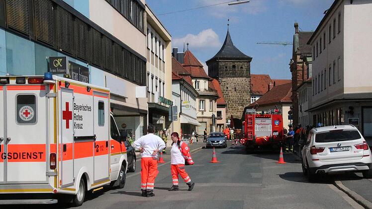 Rettungsdienst- und Feuerwehrfahrzeuge prägten am Dienstag das Bild in der Bamberger Straße.Matthias Einwag