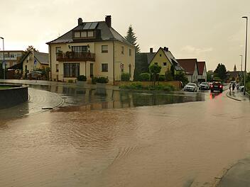 In Adelsdorf hat  am Donnerstag ein Unwetter für überflutete Straßen und vollgelaufene Keller gesorgt. Foto: News5/Oßwald
