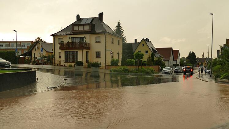 In Adelsdorf hat  am Donnerstag ein Unwetter für überflutete Straßen und vollgelaufene Keller gesorgt. Foto: News5/Oßwald