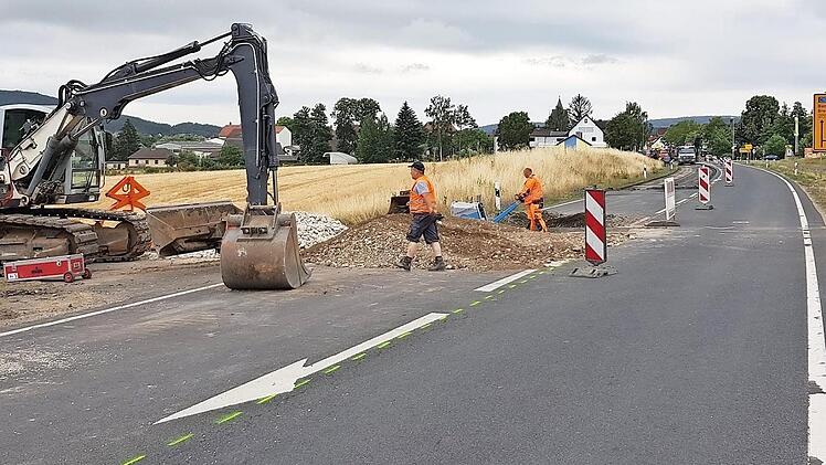 Die Bauarbeiten bei Reckendorf haben begonnen: Die Deckschicht wird erneuert.
